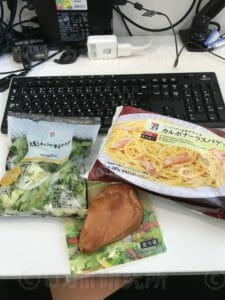 カルボナーラとサラダとサラダチキン