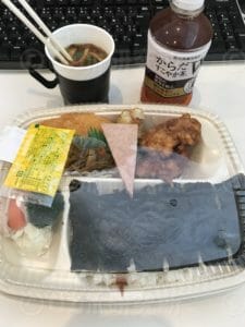 のり弁当とからだすこやか茶を飲みながら食べる