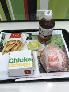 からだすこやか茶を飲みながらダブルチーズバーガーセットを食べる