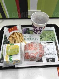 からだすこやか茶を飲まずにダブルチーズバーガーセットを食べる